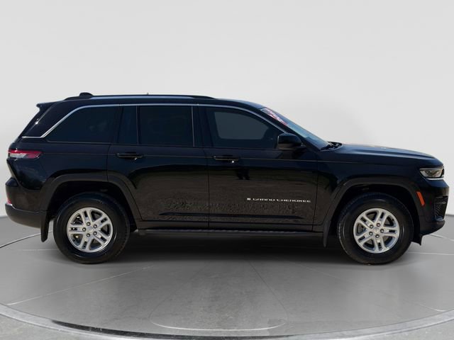 Used 2023 Jeep Grand Cherokee Laredo w/ Luxury Tech Group I AWD/4WD image 2
