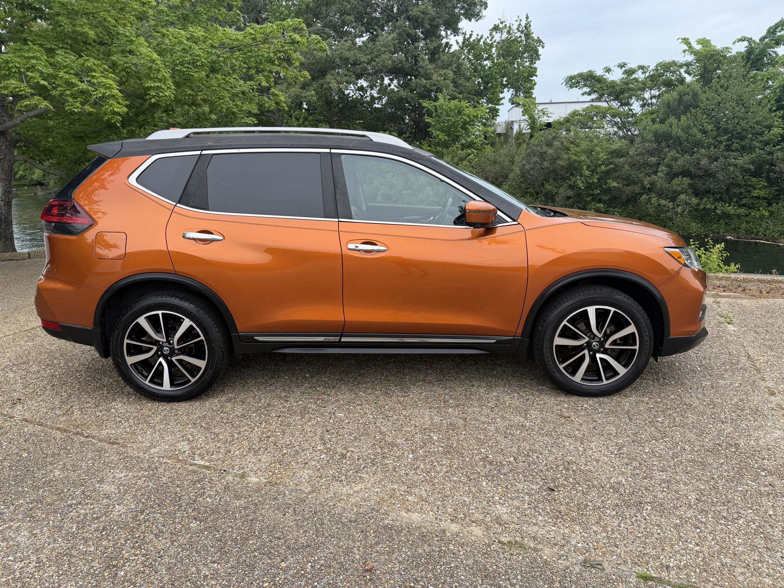 Used 2019 Nissan Rogue SL w/ Premium Package AWD/4WD image 2