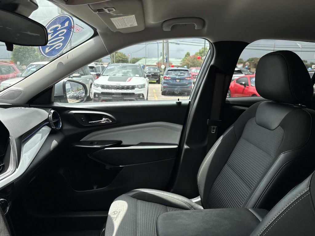 Used 2025 Chevrolet Trax LT FWD image 16