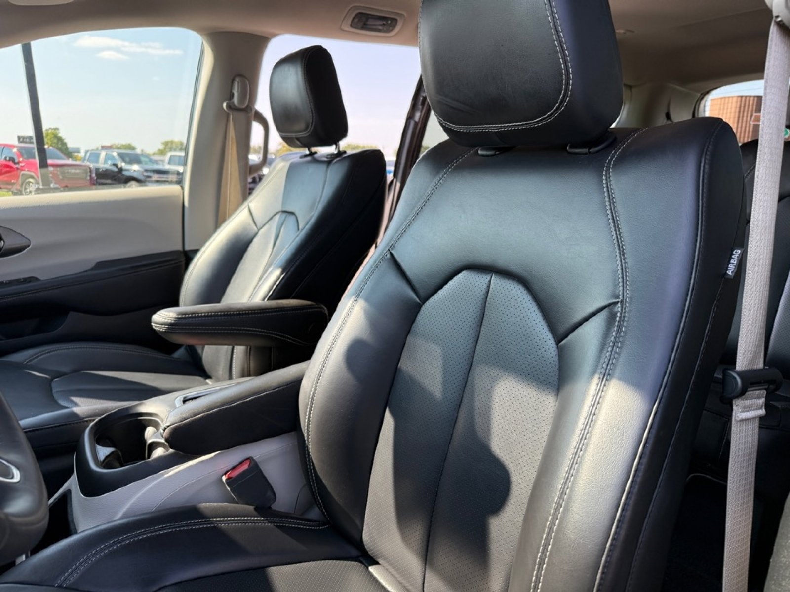 Used 2023 Chrysler Pacifica Touring-L image 15