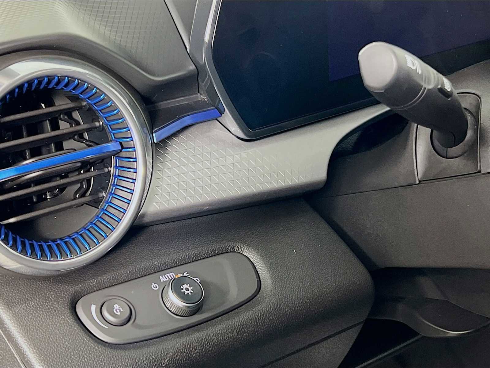 Used 2025 Chevrolet Trax LT w/ LT Convenience Package image 10