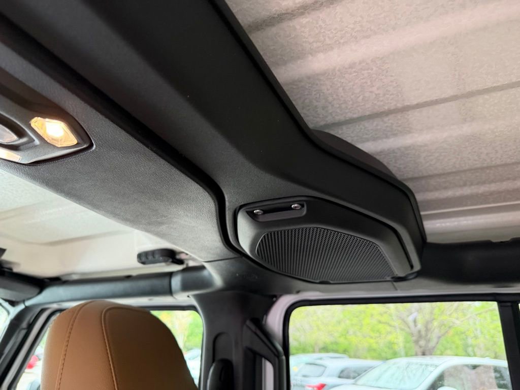 Used 2023 Jeep Wrangler Unlimited Sahara w/ Cold Weather Group image 16