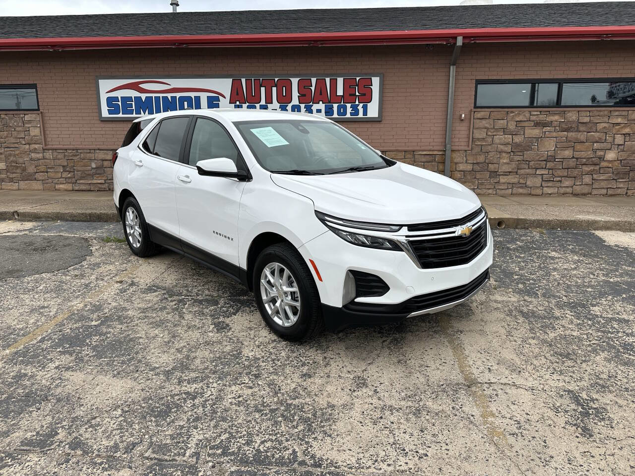 Used 2023 Chevrolet Equinox LT w/ Driver Convenience Package image 2