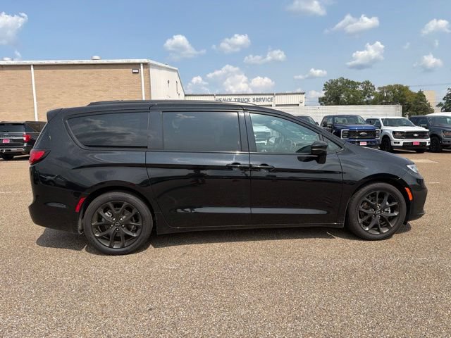 Used 2025 Chrysler Pacifica Limited FWD image 3