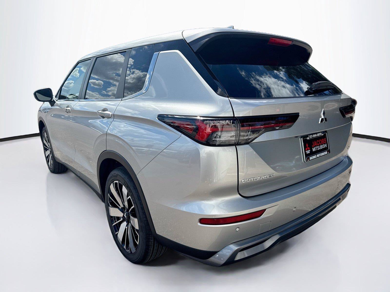 New 2026 Mitsubishi Outlander SE FWD image 3