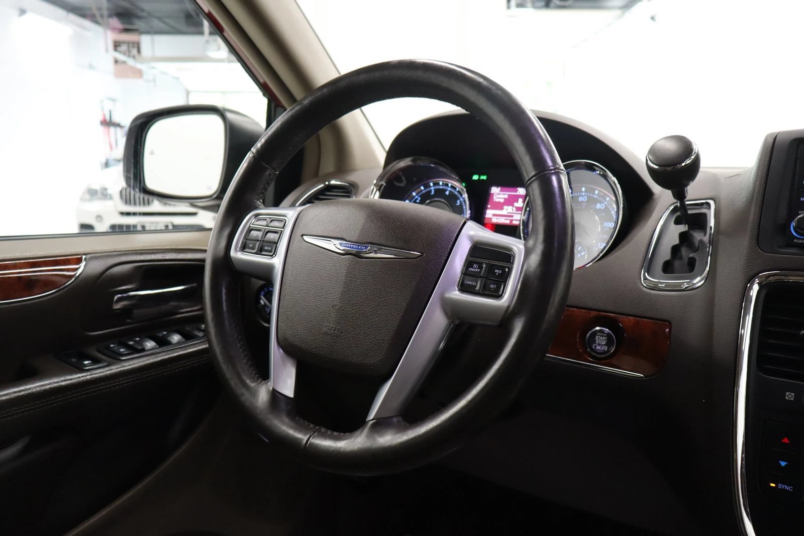 Used 2014 Chrysler Town & Country Touring-L w/ Driver Convenience Group FWD image 35
