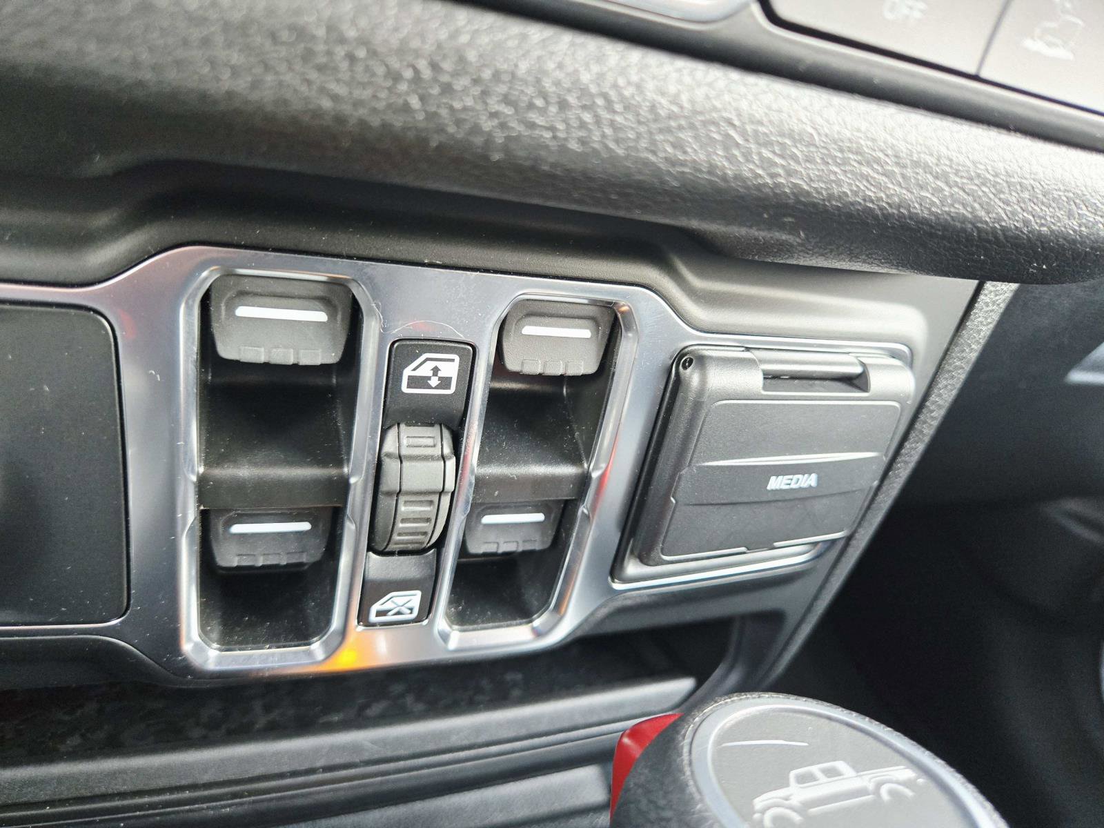 Used 2024 Jeep Gladiator Sport image 33