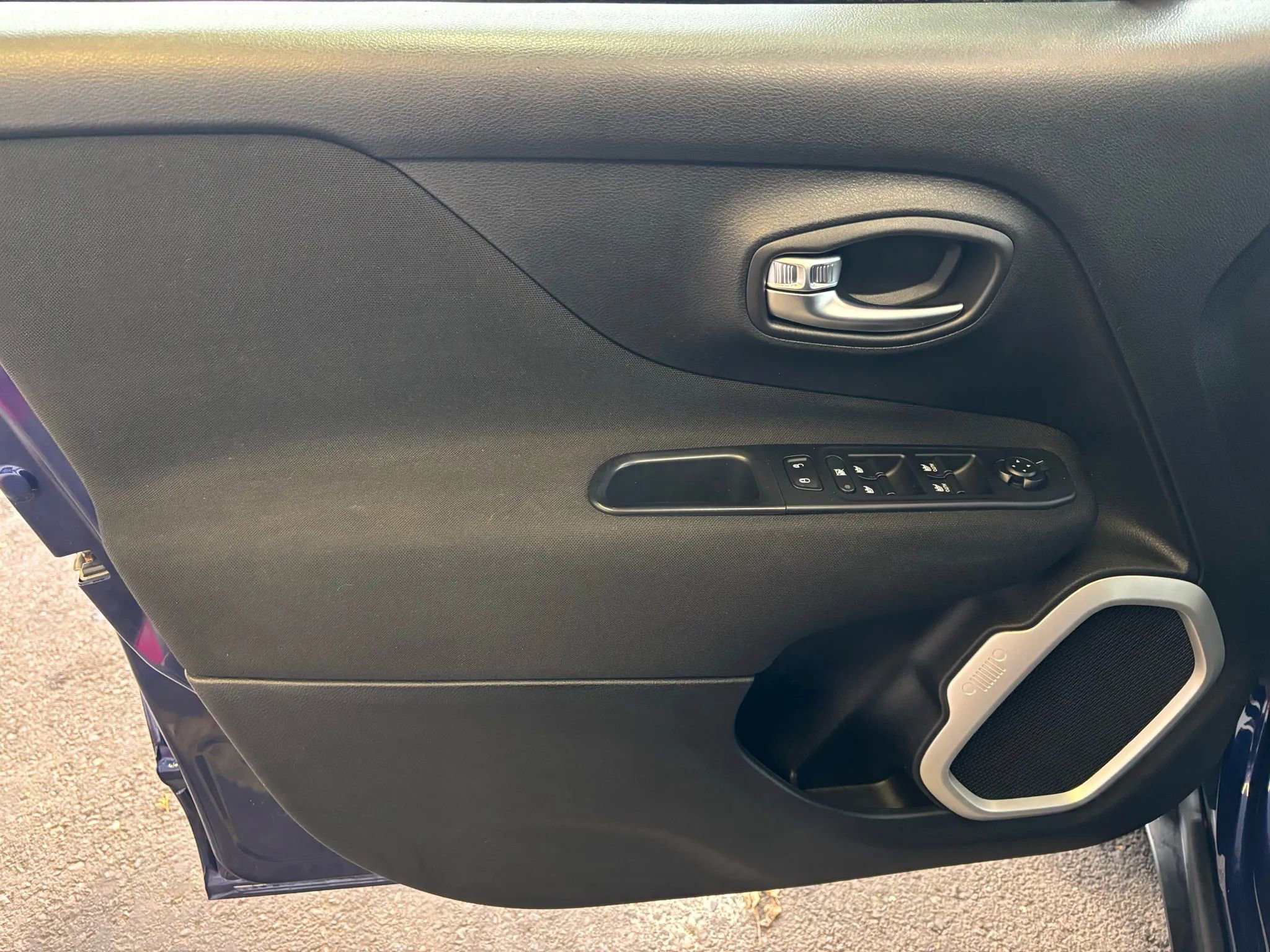 Used 2018 Jeep Renegade Latitude image 12