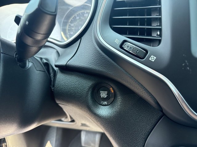 Used 2023 Jeep Cherokee Altitude Lux image 17