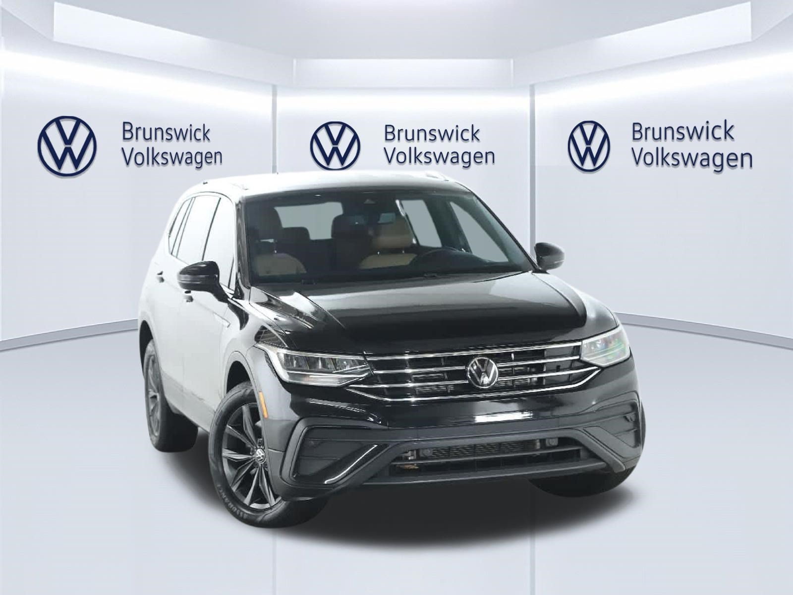 Certified 2023 Volkswagen Tiguan SE AWD/4WD image 2