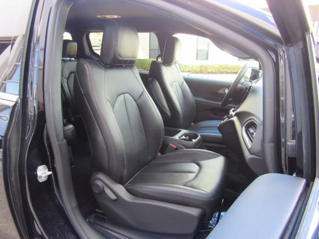 Used 2025 Chrysler Pacifica Select image 22