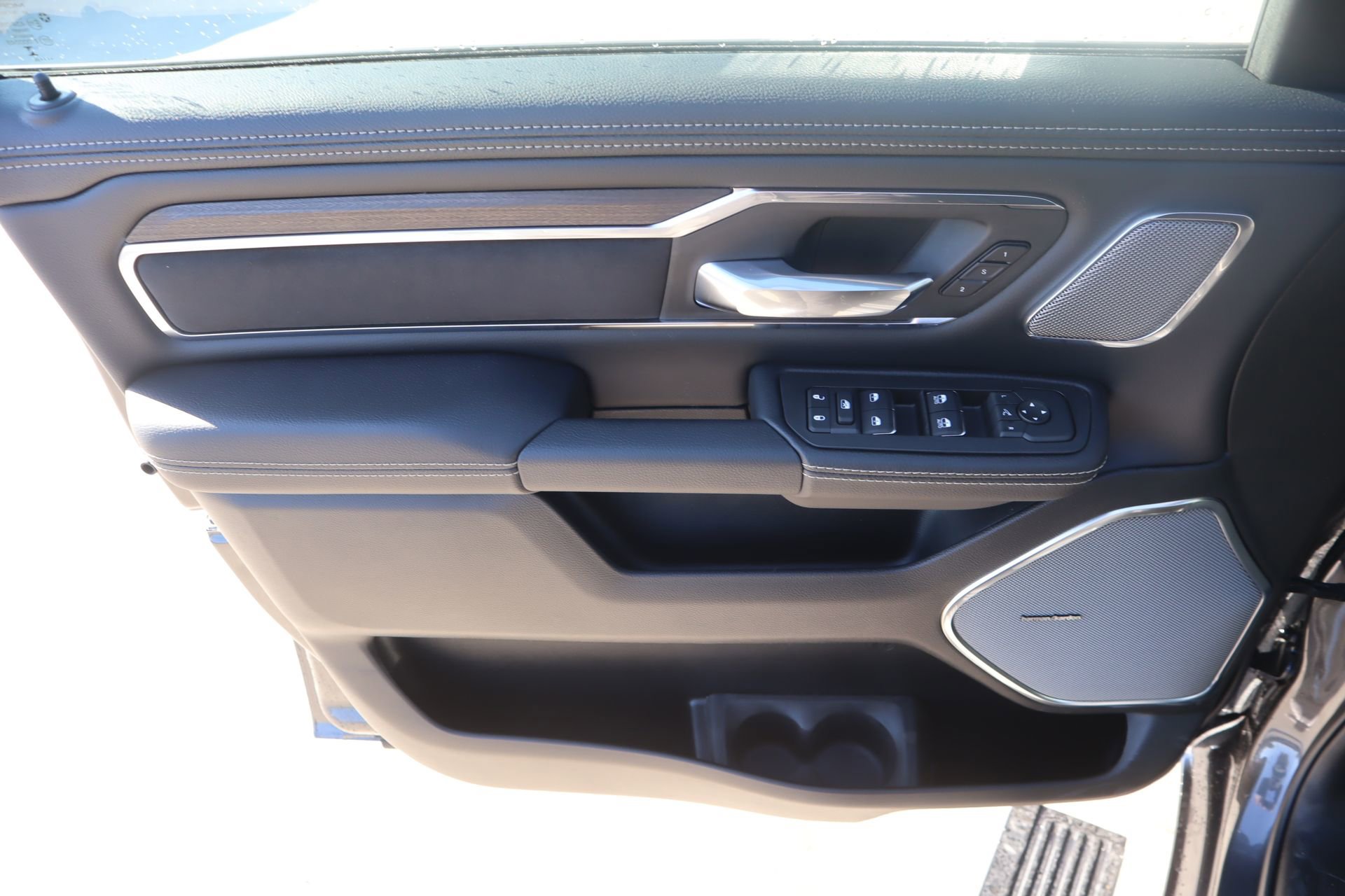 New 2026 RAM 1500 Laramie AWD/4WD image 17
