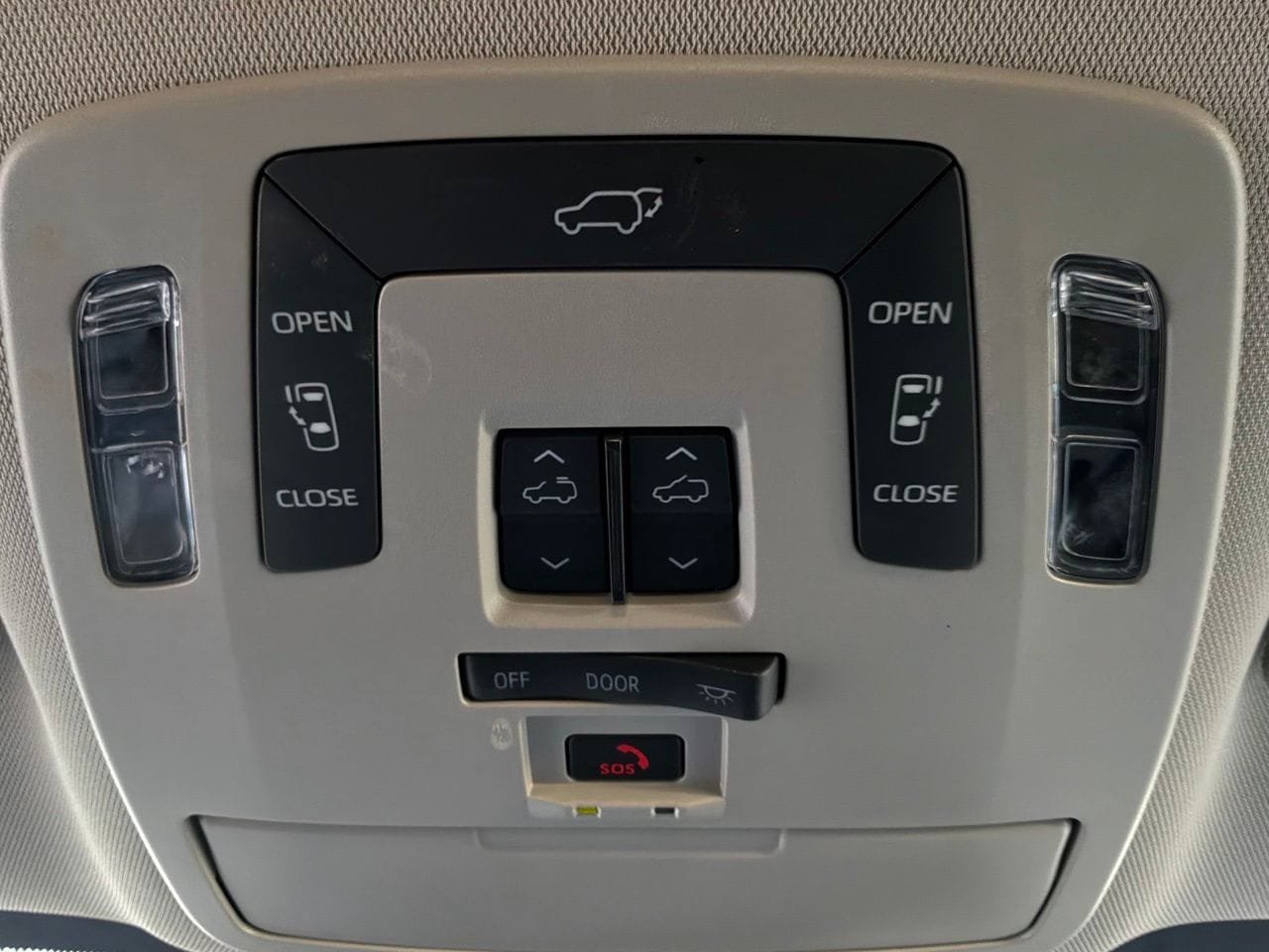 Used 2025 Toyota Sienna XLE FWD image 19