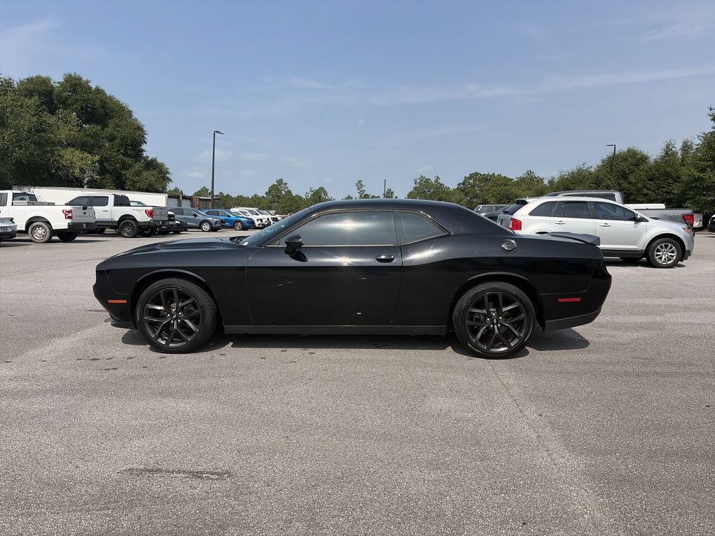 Used 2019 Dodge Challenger SXT w/ Blacktop Package RWD image 4
