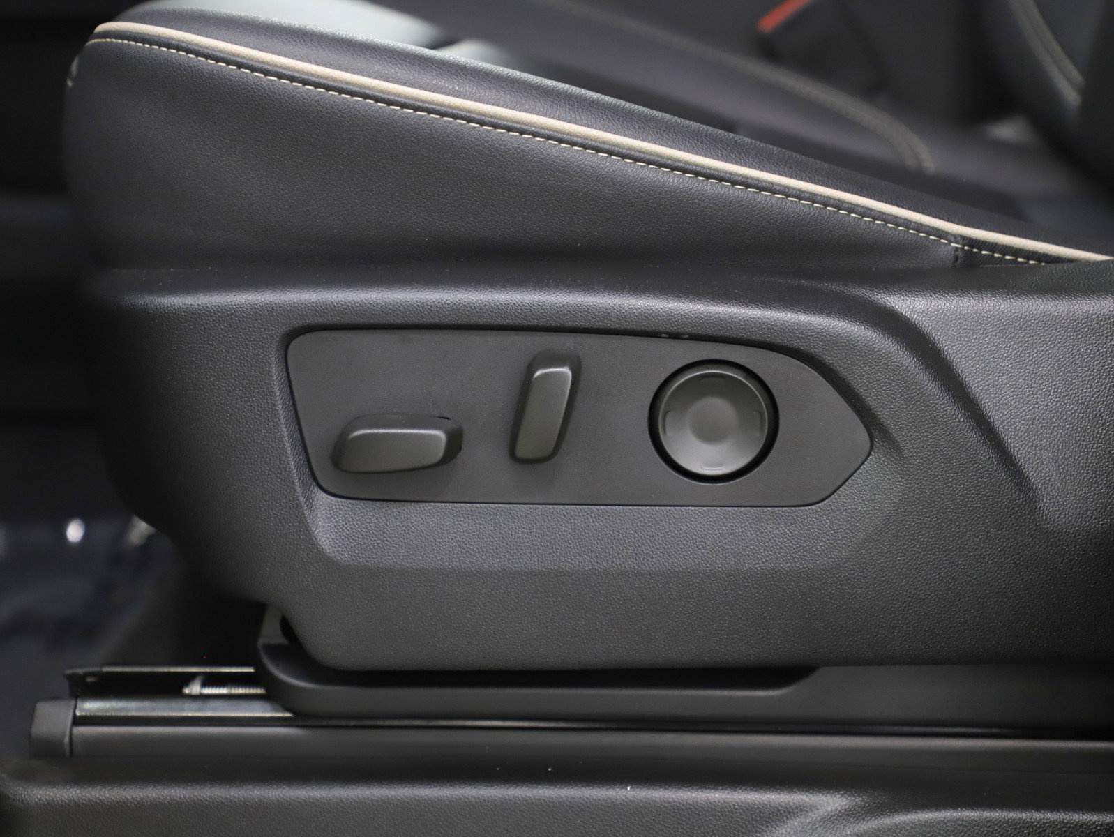 Used 2023 GMC Yukon XL SLT w/ SLT Premium Package image 33