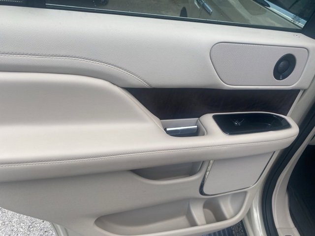 Used 2018 Lincoln Navigator Select w/ Technology Package image 12