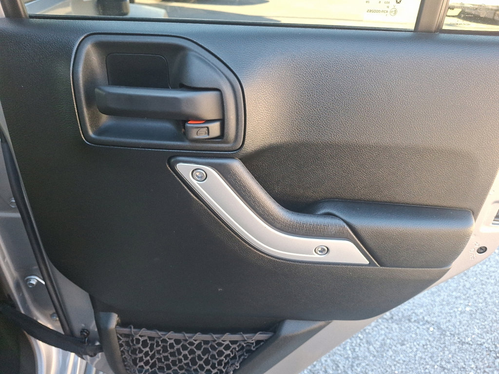 Used 2018 Jeep Wrangler Unlimited Rubicon w/ Cold Weather Group image 14