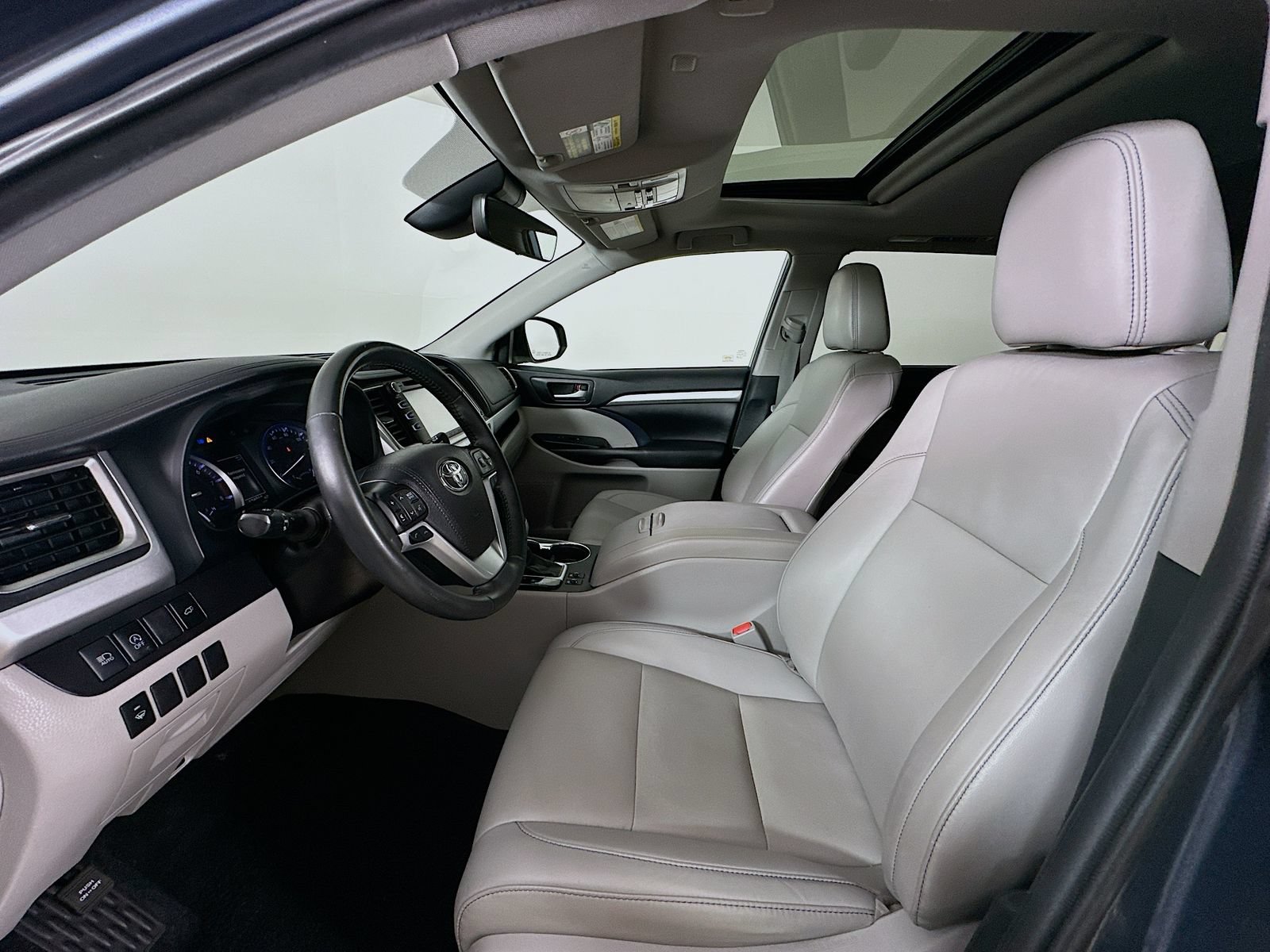 Used 2019 Toyota Highlander XLE AWD/4WD image 32