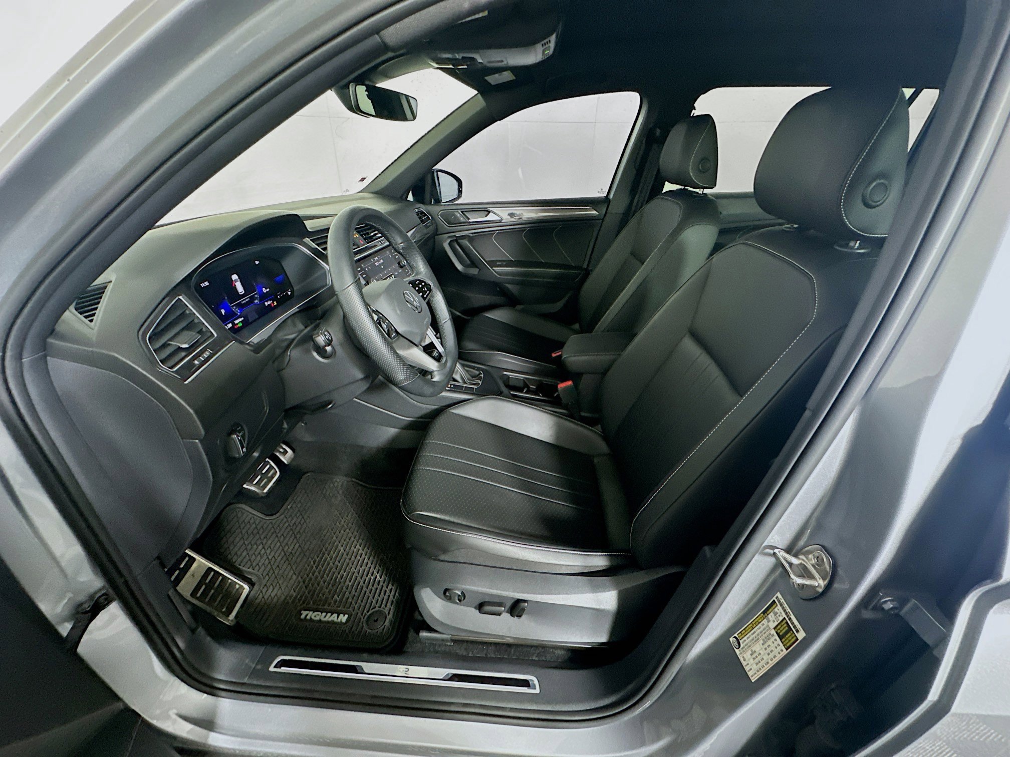 Used 2023 Volkswagen Tiguan SE R-Line FWD image 13