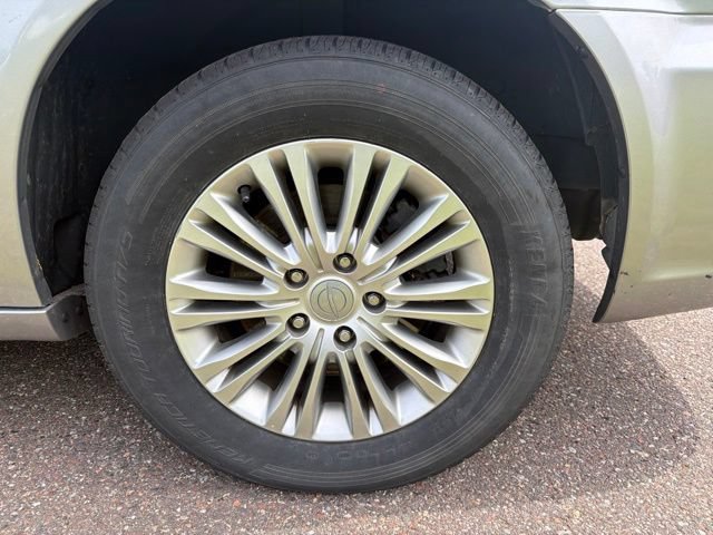 Used 2015 Chrysler Town & Country Touring-L w/ Driver Convenience Group FWD image 9