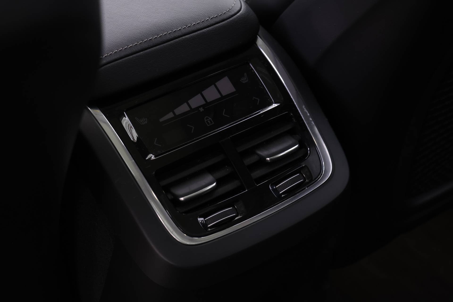 Certified 2024 Volvo XC60 B5 Ultimate w/ Protection Package Premier image 21