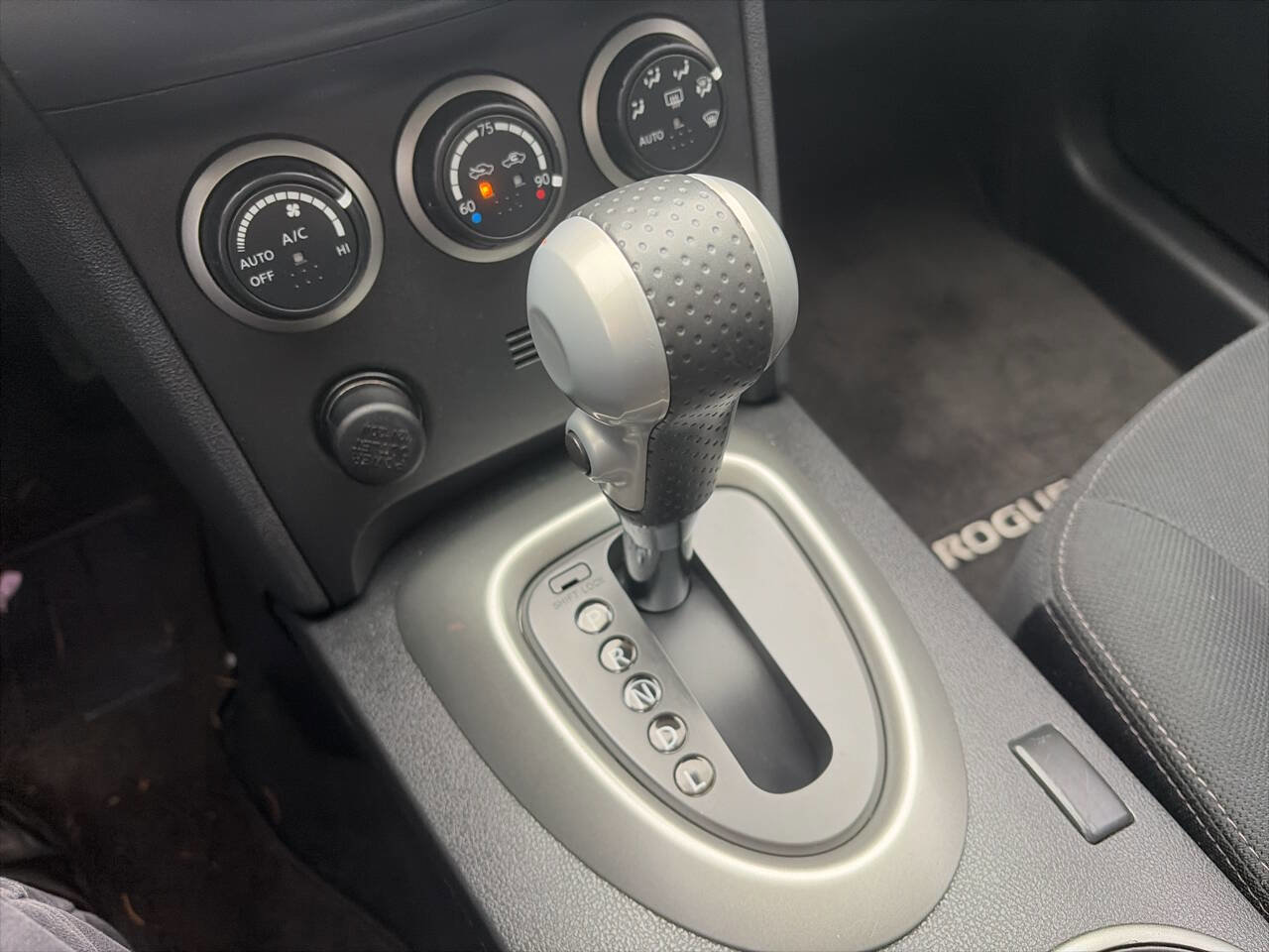 Used 2013 Nissan Rogue SV w/ Premium Pkg image 30