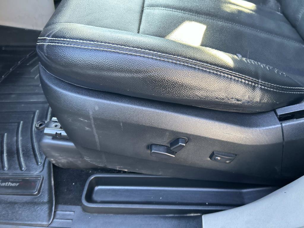 Used 2015 Chrysler Town & Country Touring FWD image 22