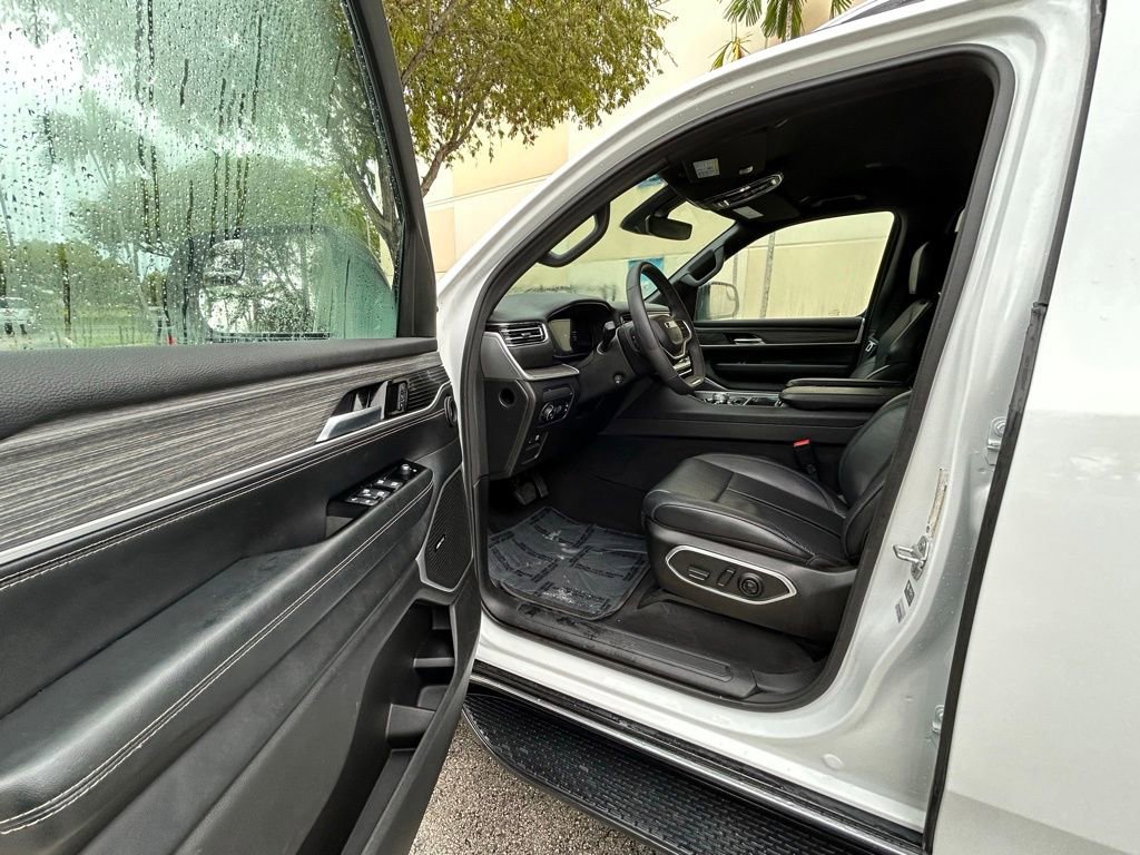 Used 2024 Jeep Wagoneer Series II w/ Flexible Seating Group image 15