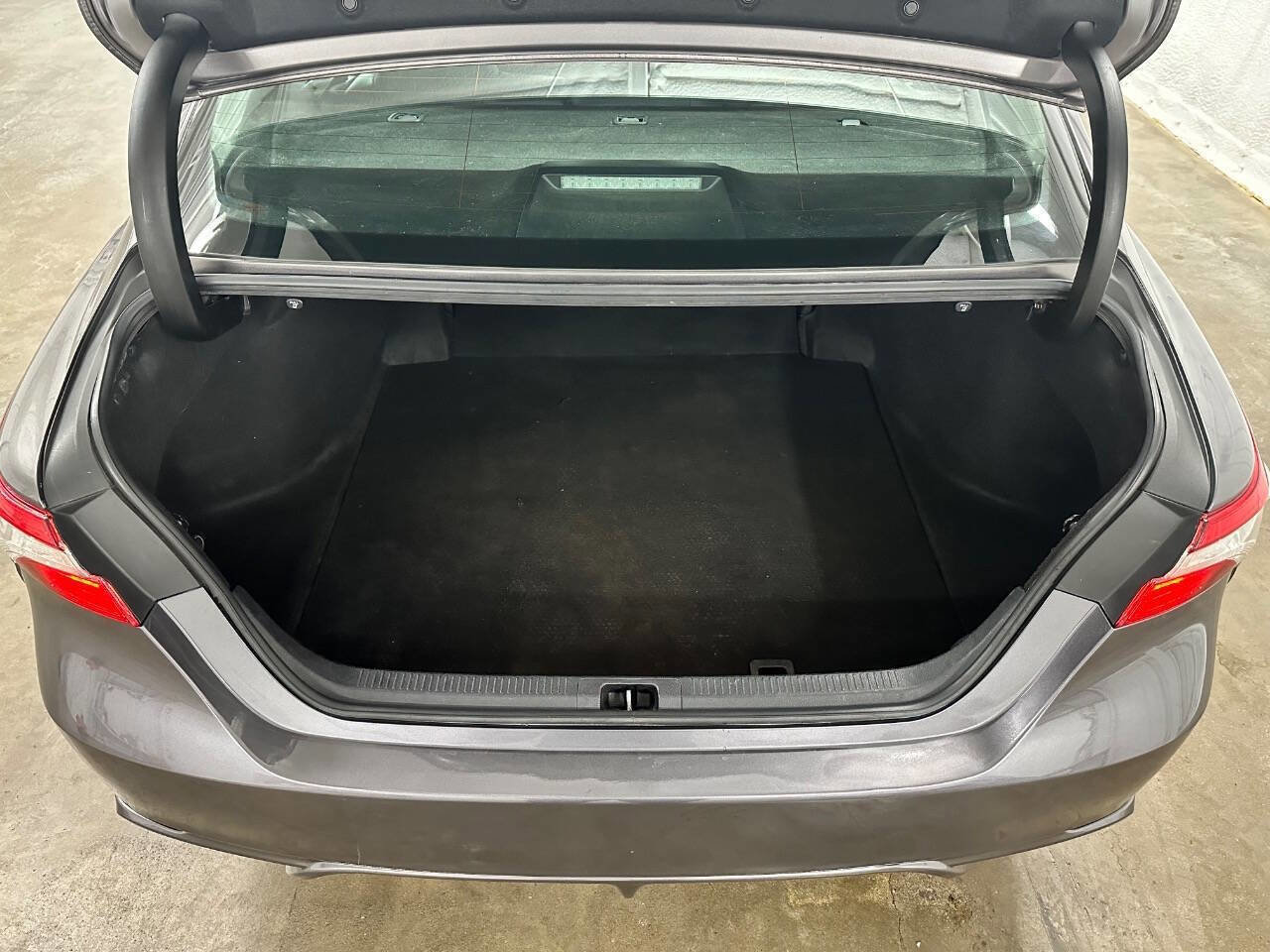 Used 2020 Toyota Camry SE image 28