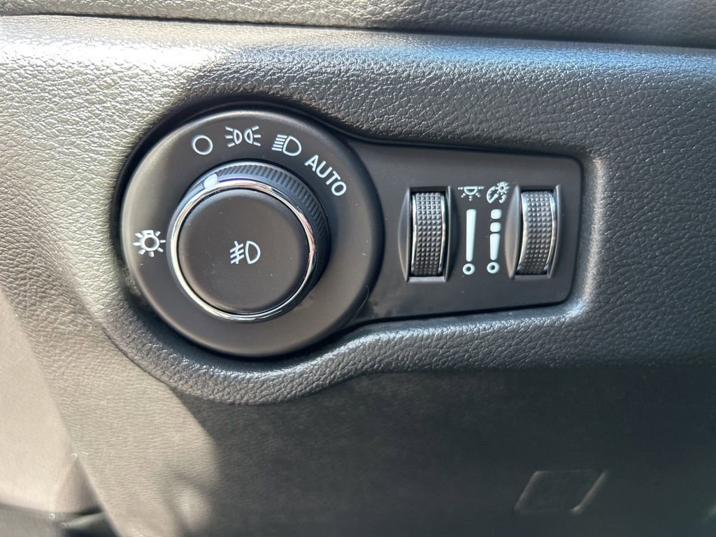 Used 2024 Chrysler Pacifica Touring-L w/ Uconnect Theater Family Group image 17