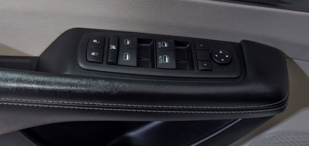 Used 2023 Chrysler Pacifica Touring-L image 15