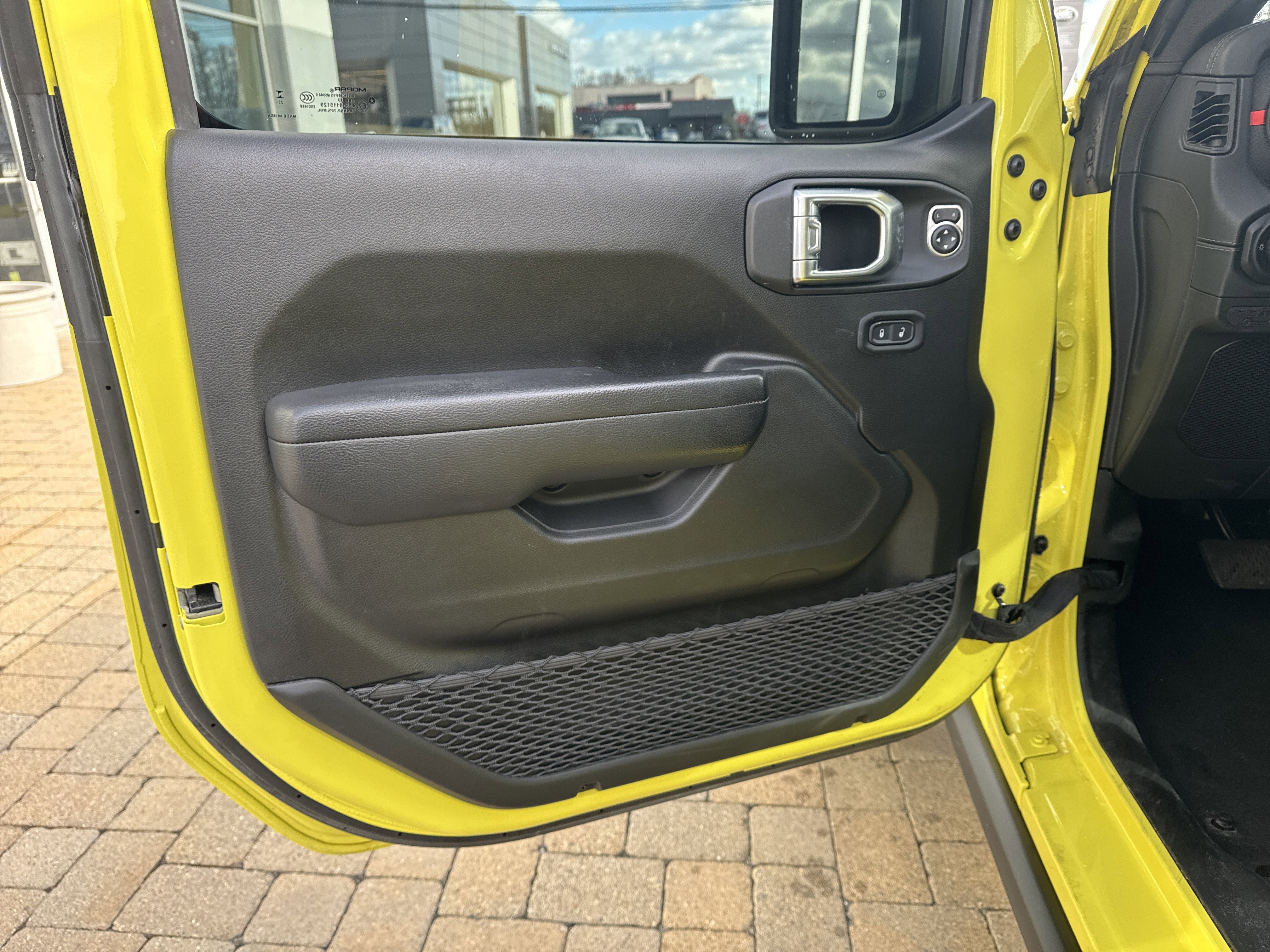 Used 2024 Jeep Wrangler Unlimited Rubicon w/ Technology Group image 13