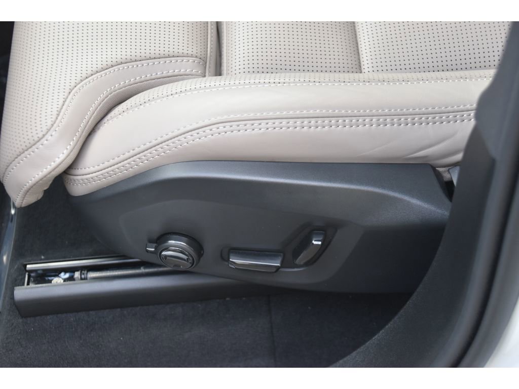 Certified 2025 Volvo XC90 B6 Ultra image 36