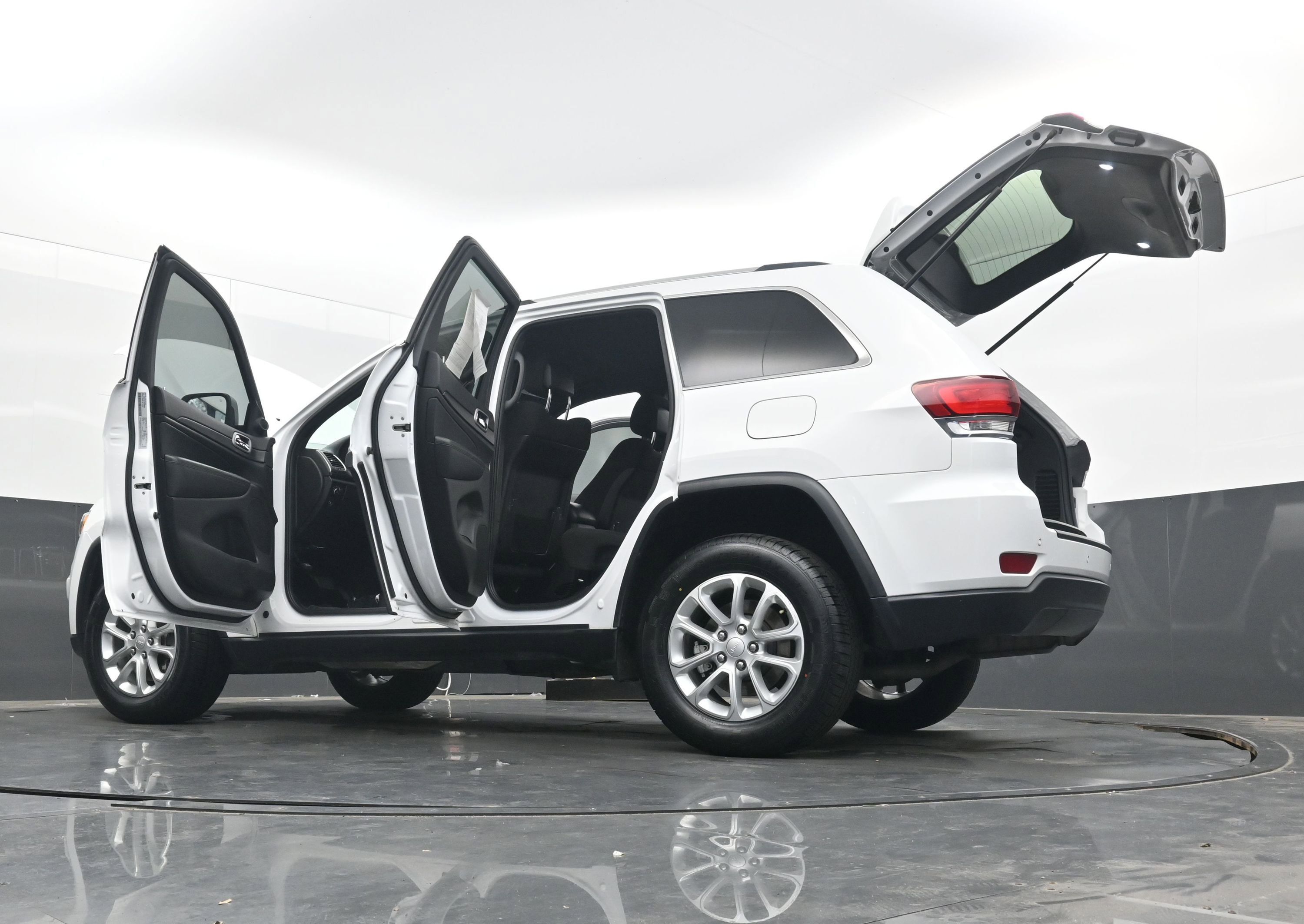 Used 2021 Jeep Grand Cherokee Laredo image 42