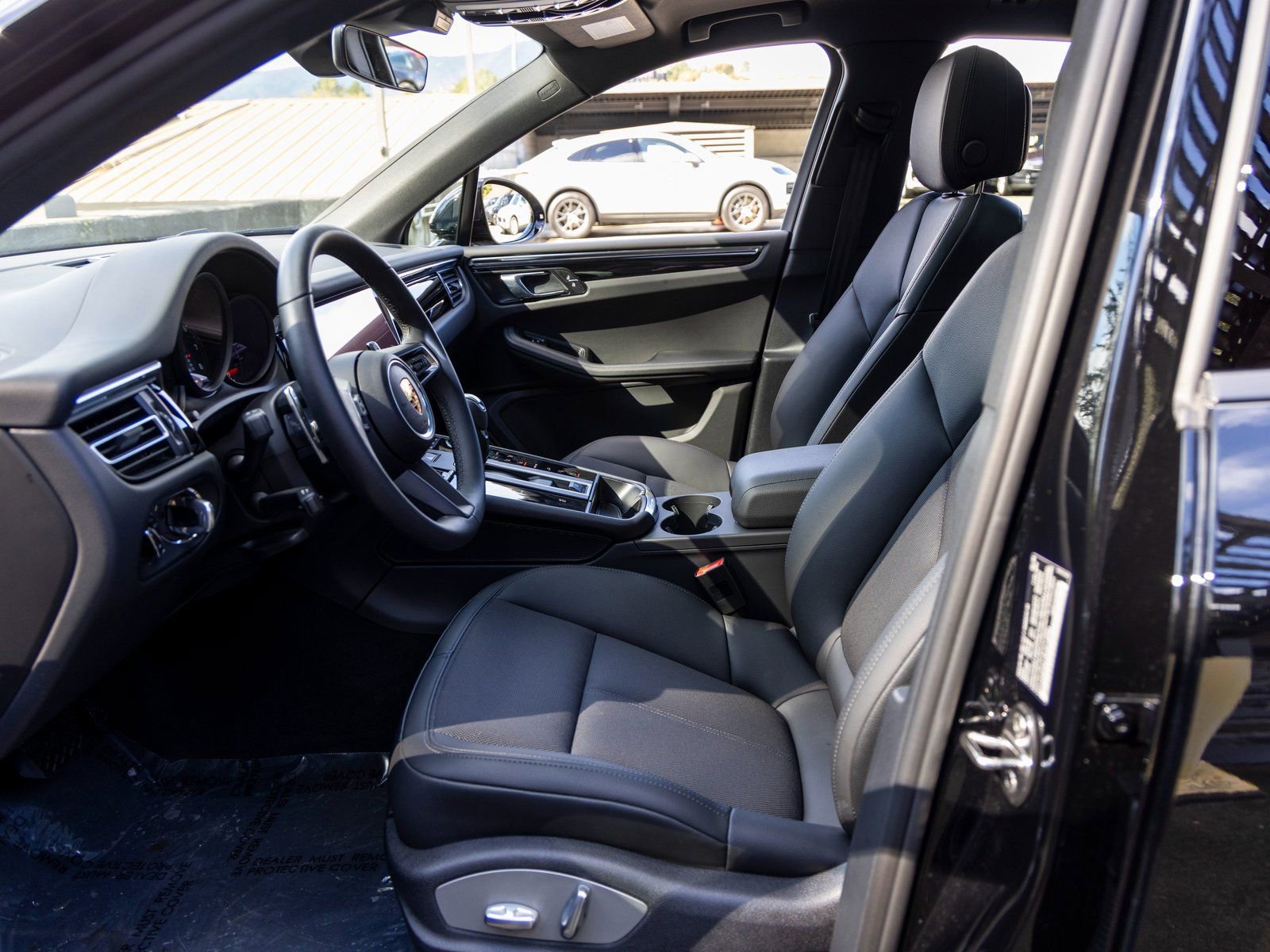 Certified 2025 Porsche Macan image 28