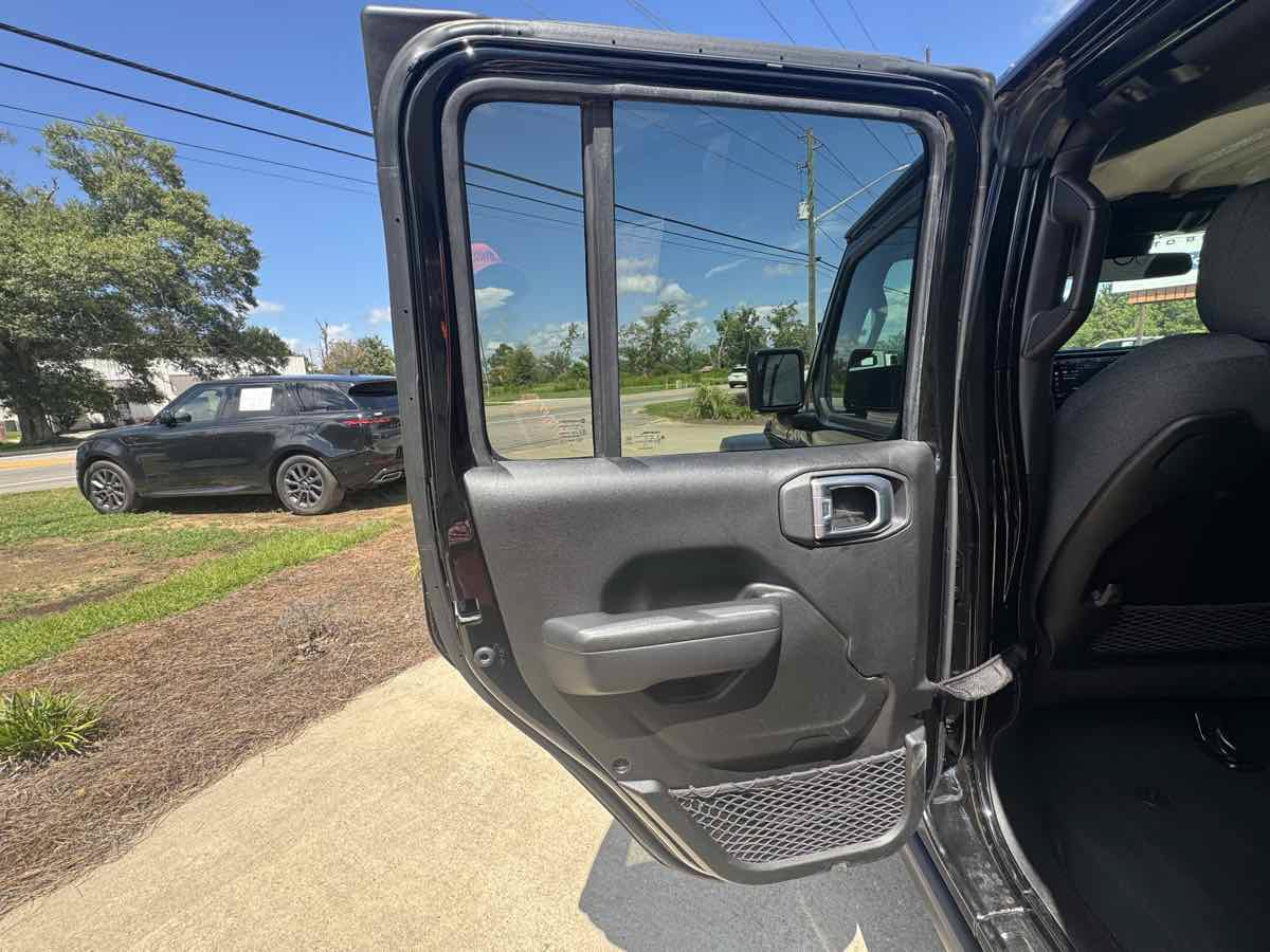 Used 2025 Jeep Wrangler Unlimited Rubicon w/ Convenience Group AWD/4WD image 25