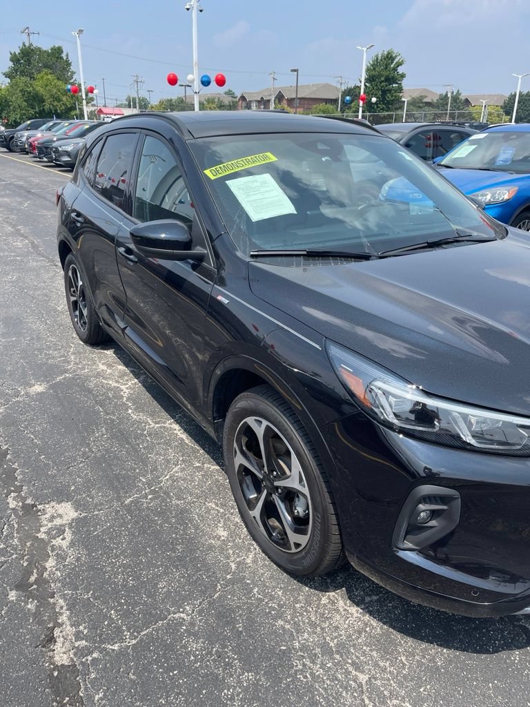 Used 2025 Ford Escape ST-Line Elite w/ Premium Technology Package AWD/4WD image 2