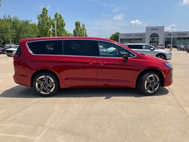 New 2027 Chrysler Pacifica Limited AWD/4WD image 5