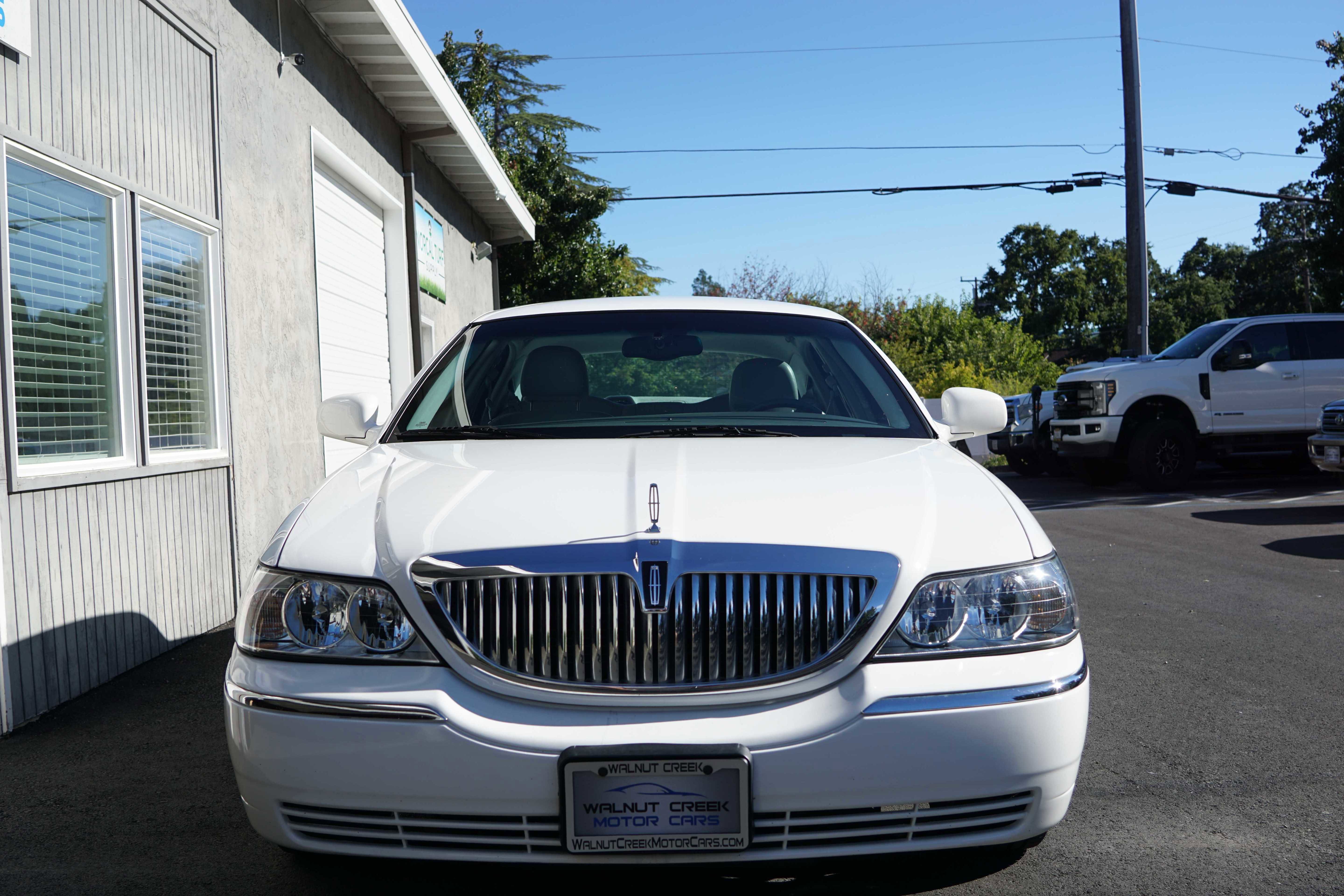 Used 2004 Lincoln Town Car Signature image 6
