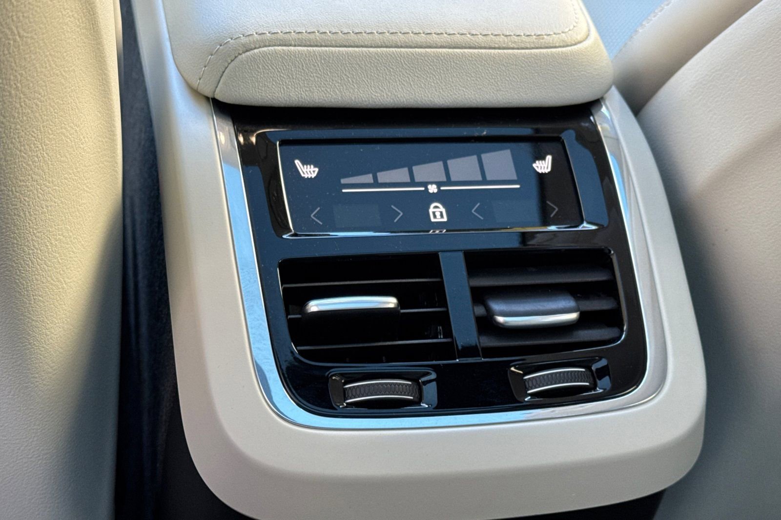 Used 2025 Volvo V60 B5 Cross Country Ultra w/ Protection Package Premier image 13