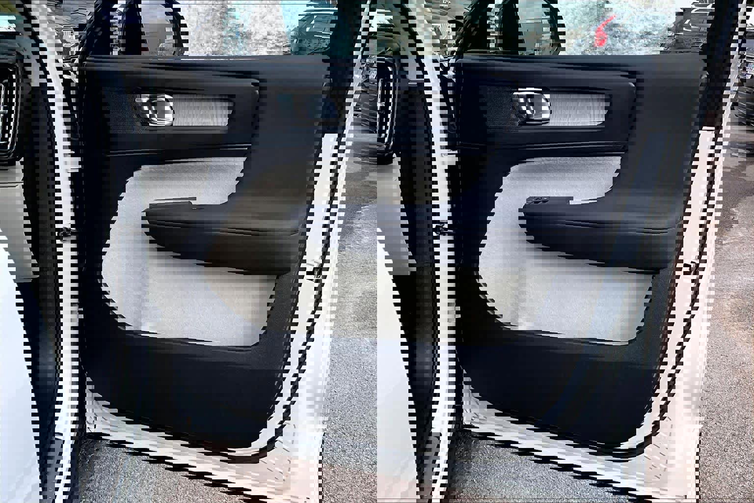 Certified 2023 Volvo XC40 B5 Plus w/ Climate Package image 22