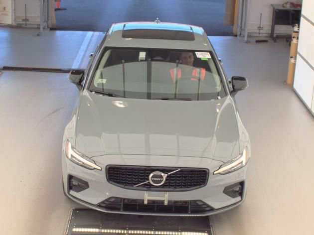 Used 2025 Volvo S60 B5 Core image 2