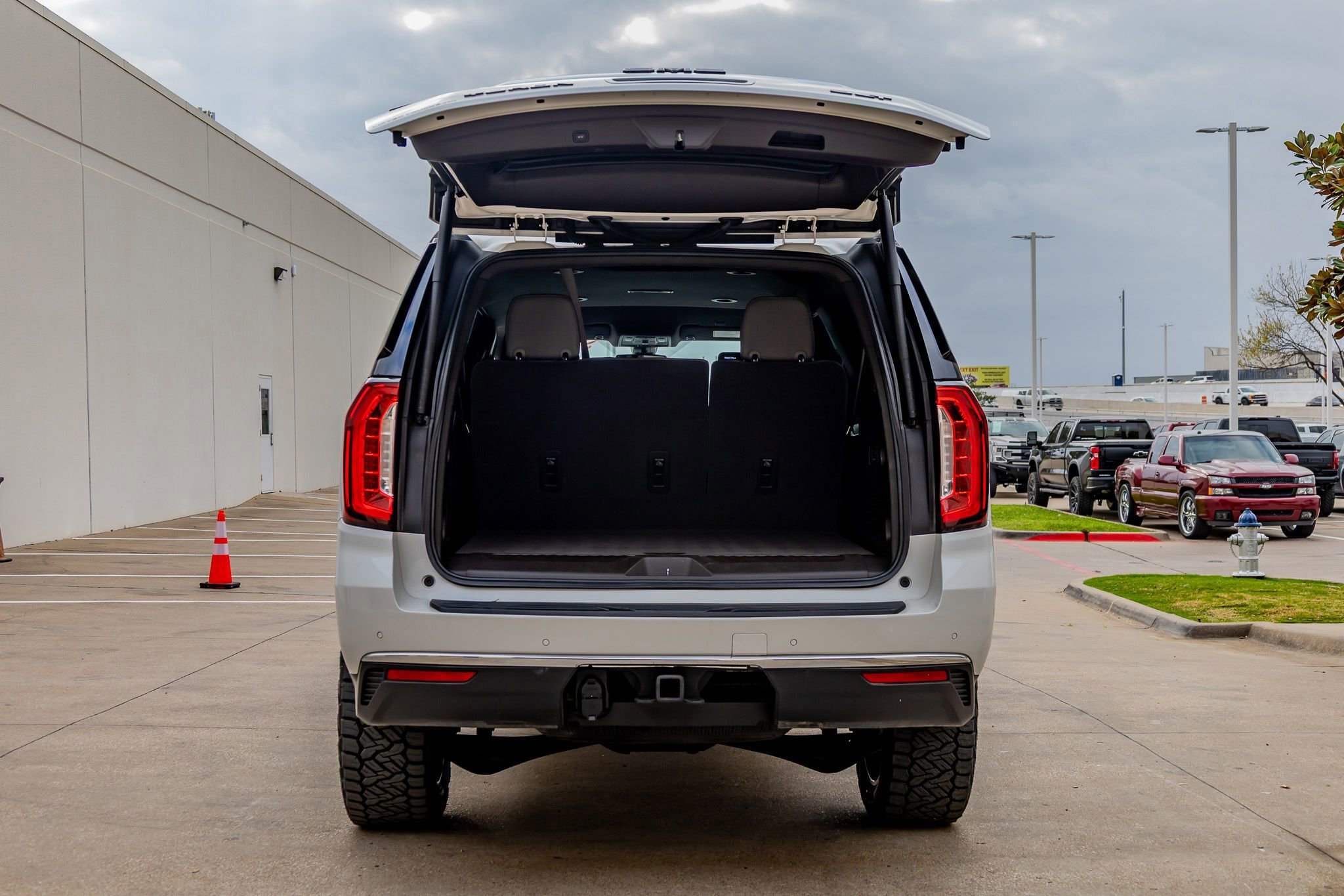 Used 2022 GMC Yukon XL SLT w/ SLT Luxury Package AWD/4WD image 9
