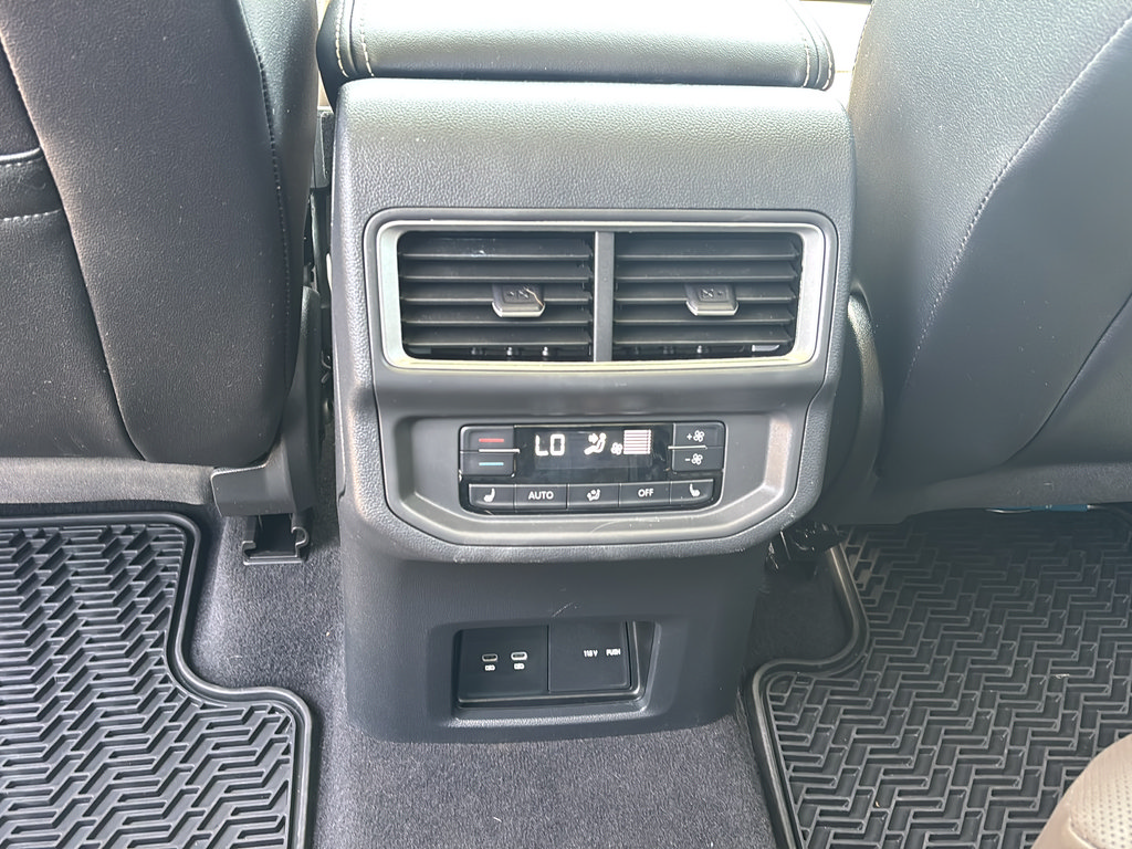 Used 2024 Volkswagen Atlas SEL AWD/4WD image 17