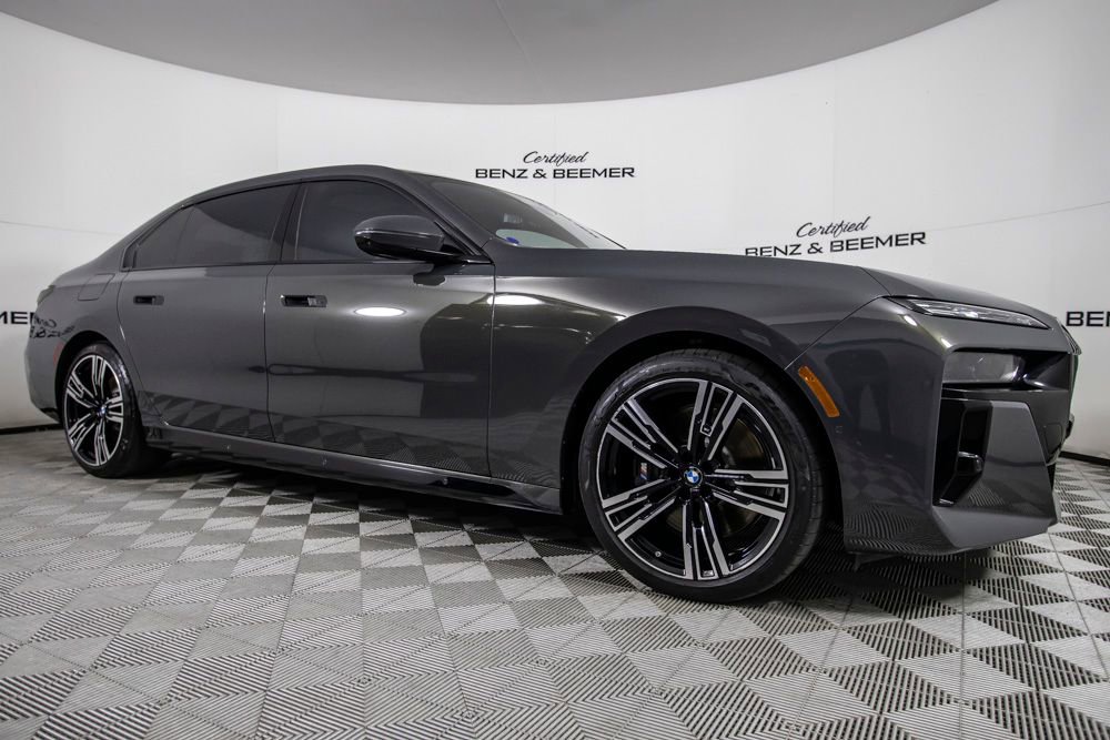 Used 2023 BMW 740i w/ Executive Package RWD image 3