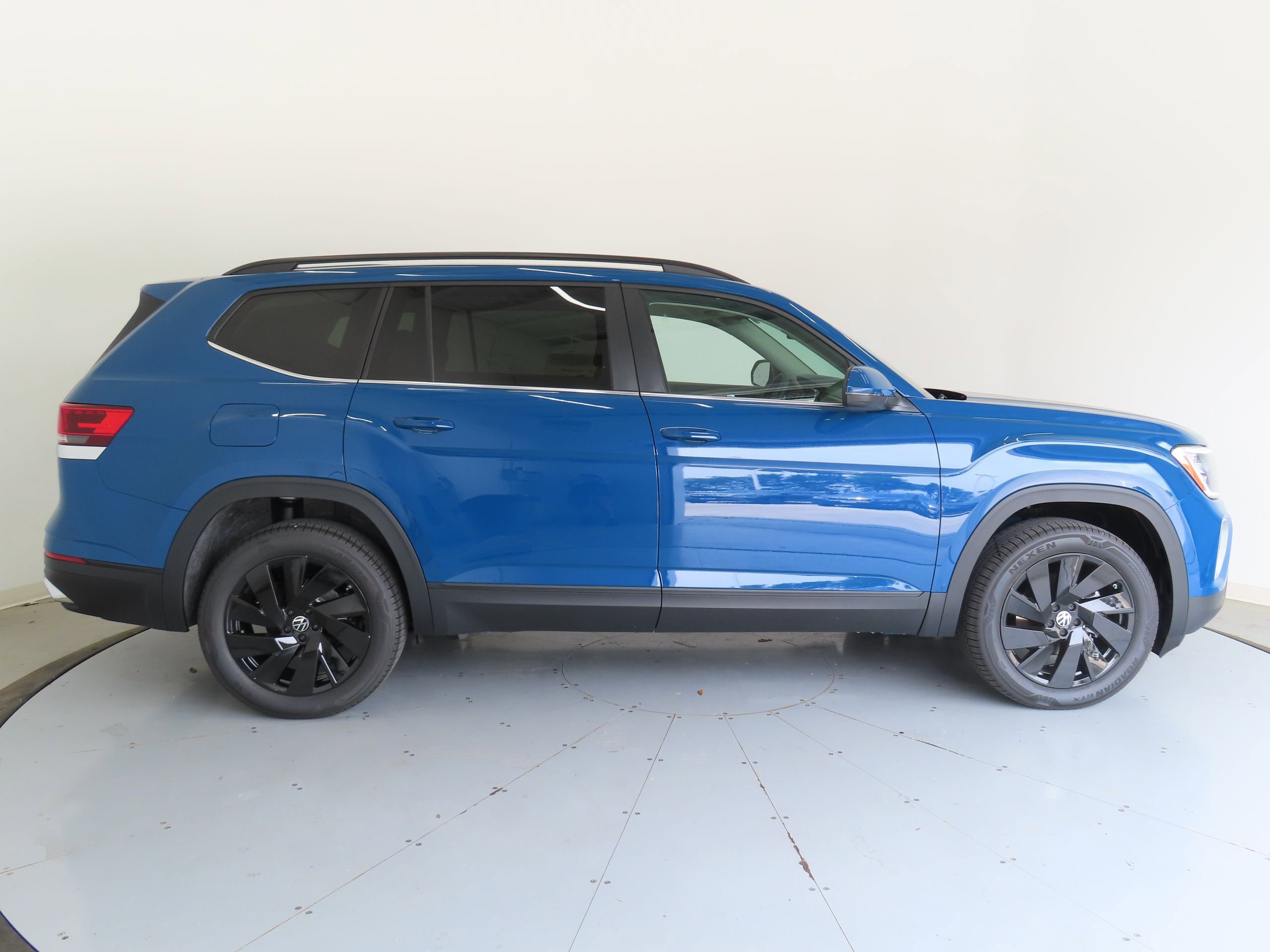 New 2025 Volkswagen Atlas SE FWD image 2