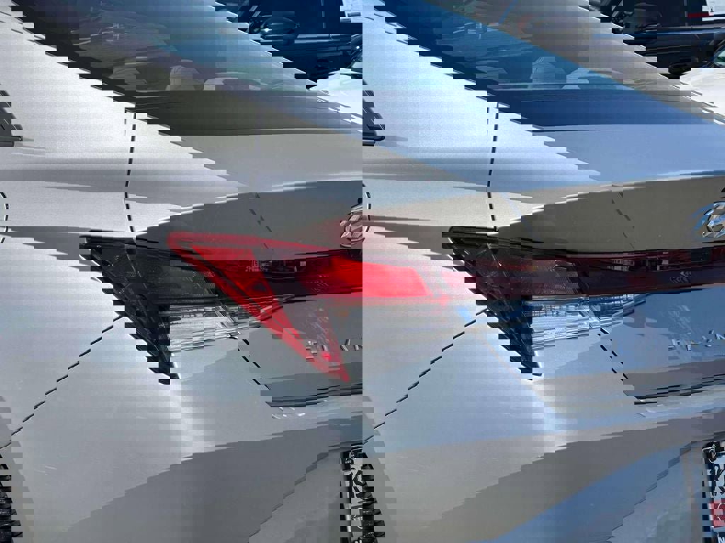 Used 2022 Hyundai Elantra SEL FWD image 9