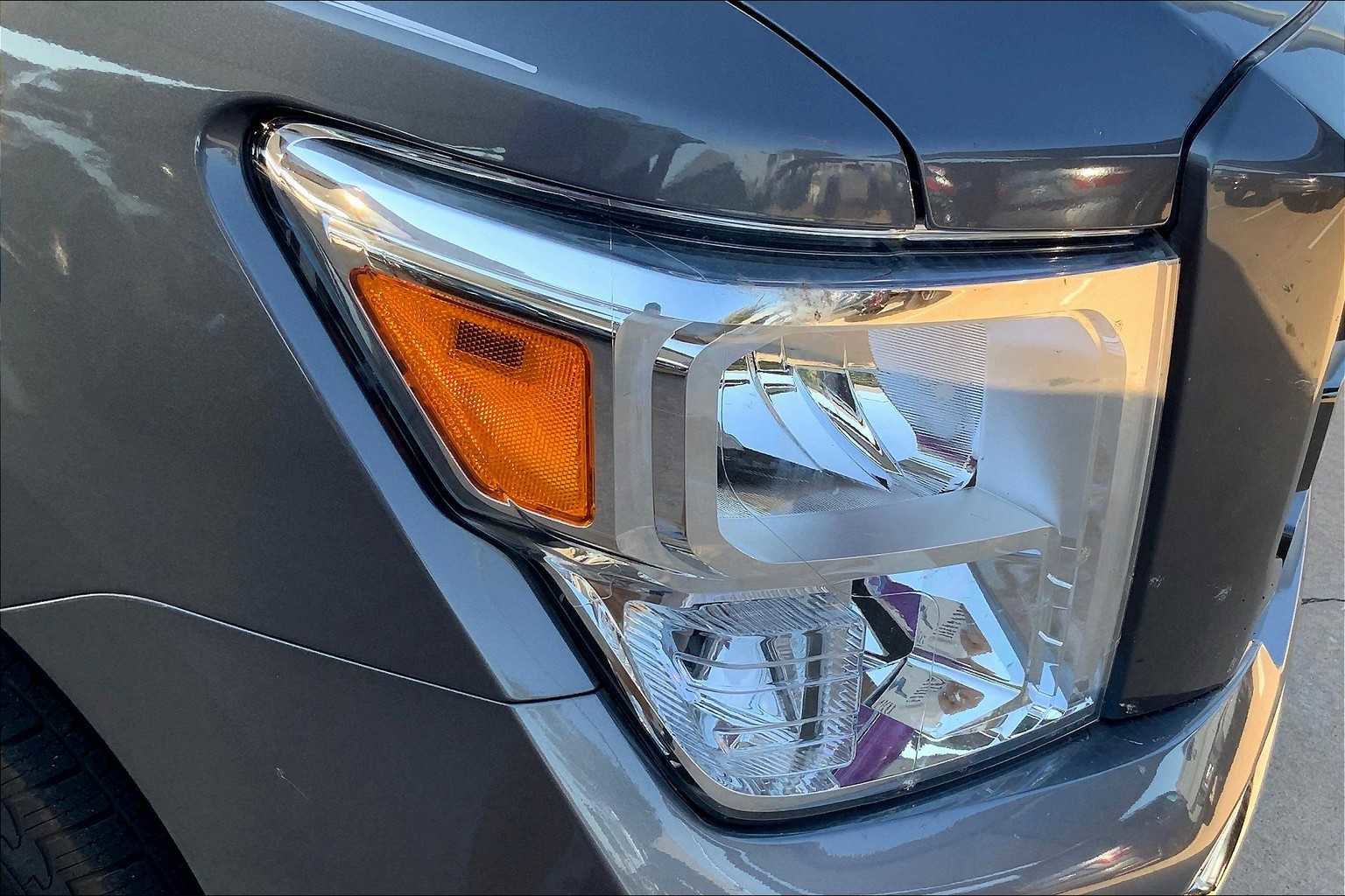 Used 2024 Nissan Titan SV w/ SV Convenience Package image 25