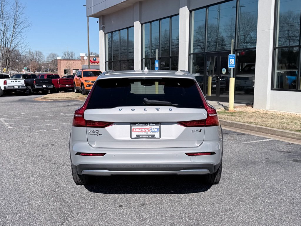 Used 2025 Volvo V60 B5 Cross Country Plus image 8