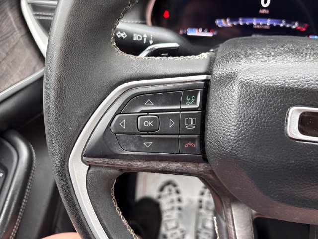 Used 2023 Jeep Grand Cherokee L Limited w/ Black Appearance Package AWD/4WD image 11